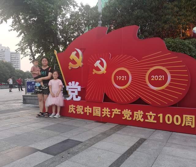 佘爱珍给胡兰成讲情事:我进门朝天1枪,胡兰成回忆说:她就是天